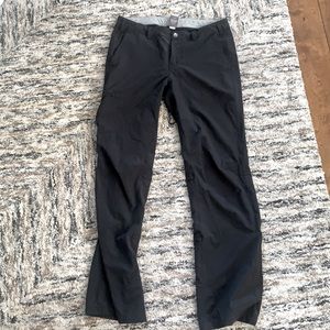 REI black hiking convertible pants 10
